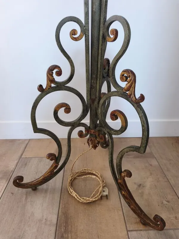 Illustration numéro 4 du produit Lampadaire ancien fer forgé et opaline Art Déco 1m80