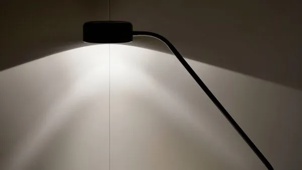 Illustration numéro 4 du produit Lampe de bureau minimaliste noire mate – Design industriel des années 50