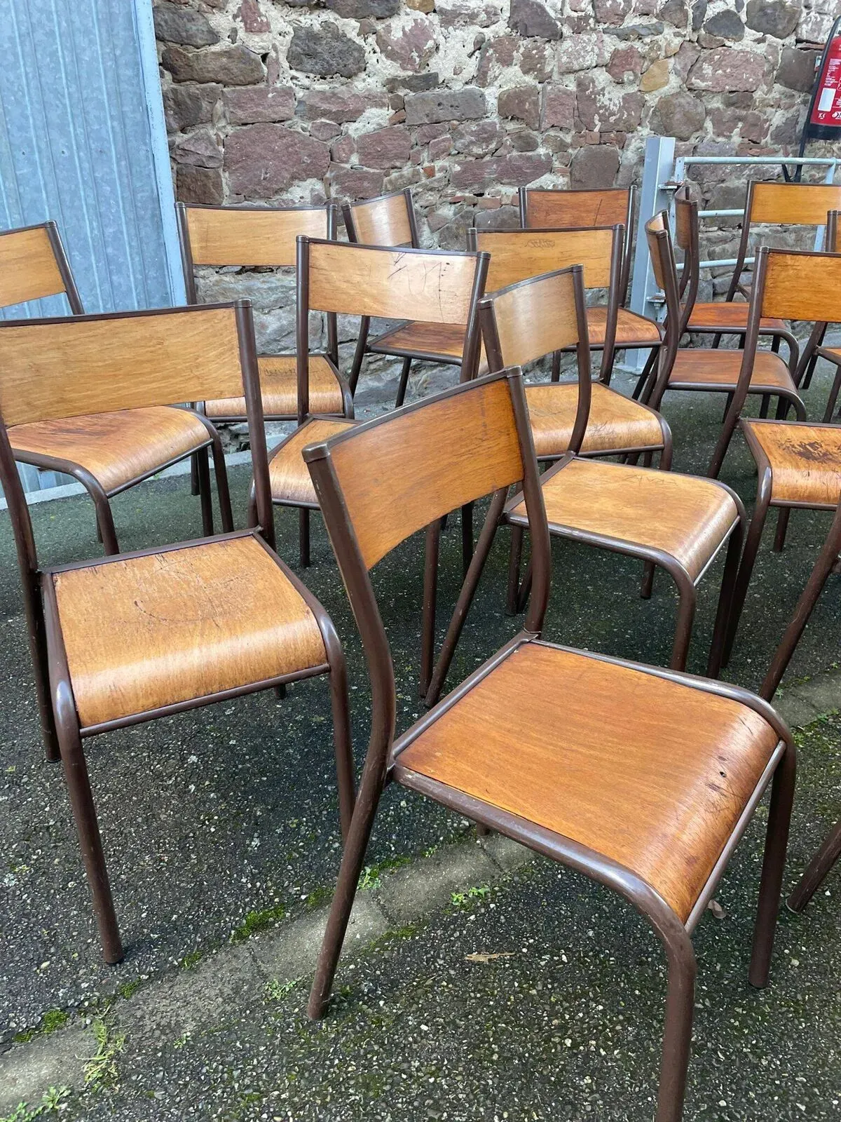 Illustration numéro 4 du produit 20 chaises d'école vintage en métal et bois design Mid-century vintage 1960 french Mullca