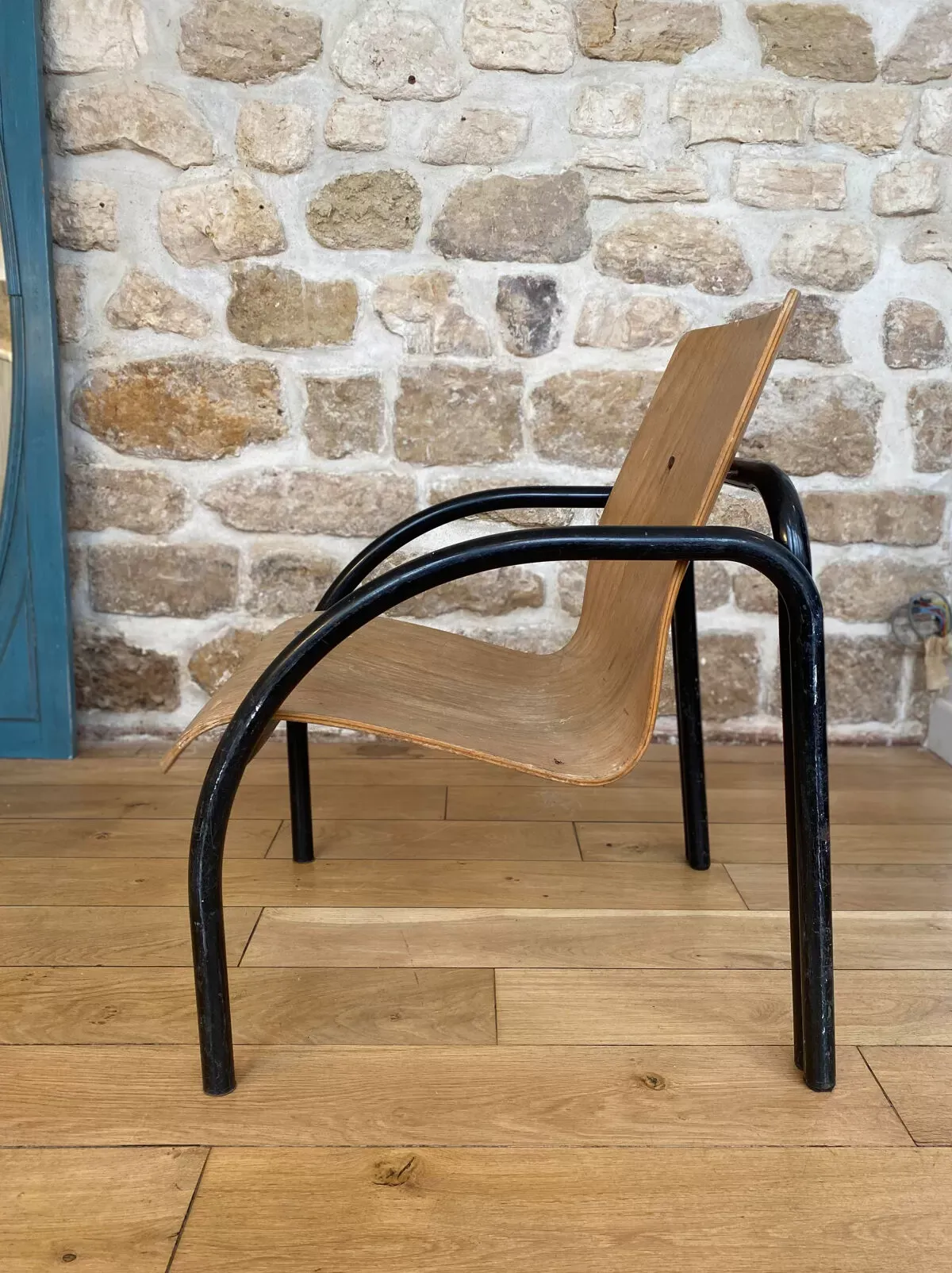 Illustration numéro 4 du produit Fauteuil chauffeuse bois et métal années 80