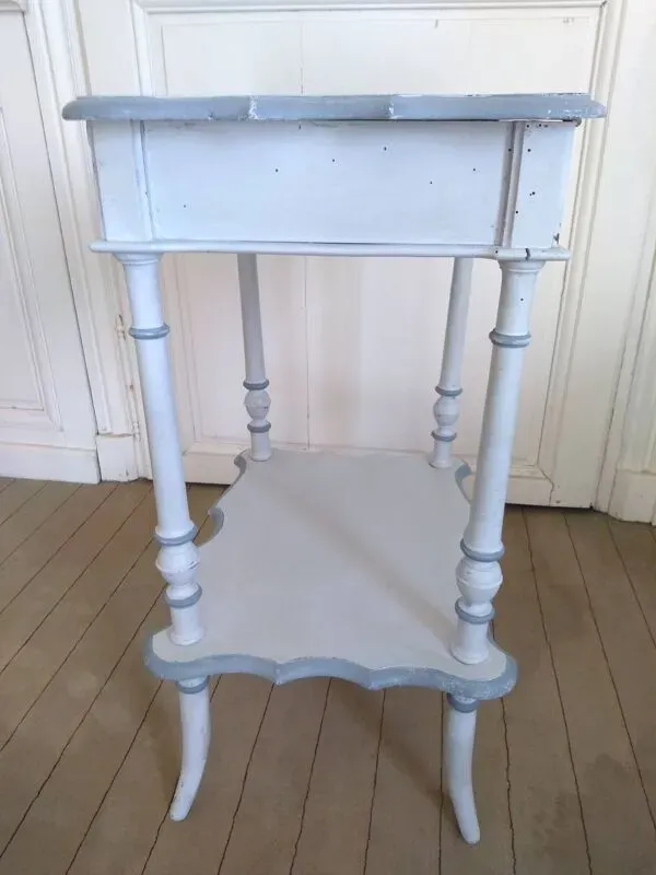 Illustration numéro 4 du produit Table d'appoint avec intérieur miroir et casiers de rangements