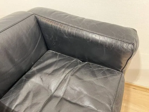 Illustration numéro 4 du produit Fauteuil LC2 en cuir noir avec cadre chromé par Le Corbusier pour Cassina, 1965