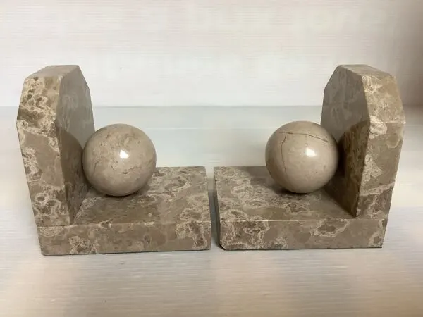 Illustration numéro 4 du produit Paire de serres livres boules en marbre beige