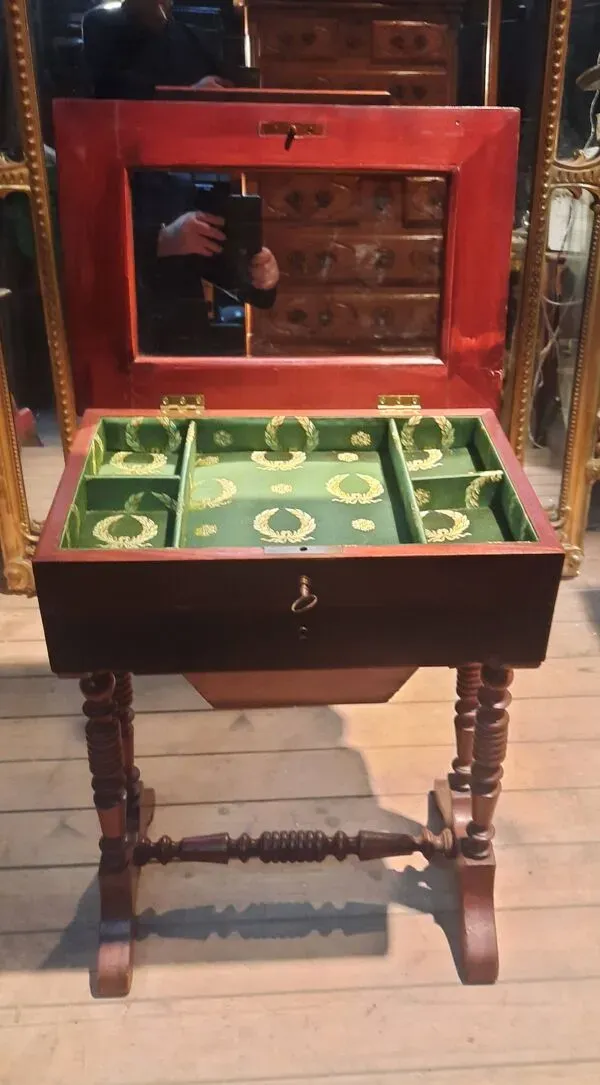 Illustration numéro 4 du produit Meuble de rangement  19 eme en acajou