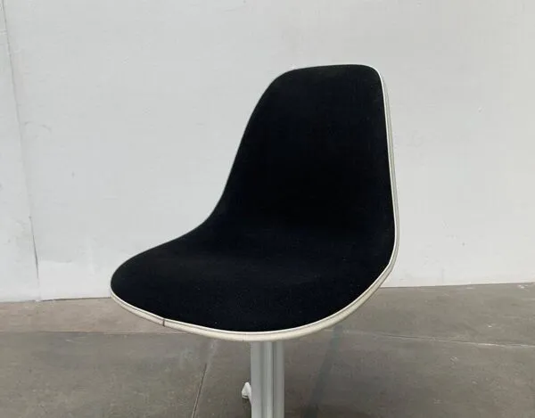 Illustration numéro 4 du produit Chaise en fibre de verre La Fonda par Charles & Ray Eames pour Herman Miller, années 1960
