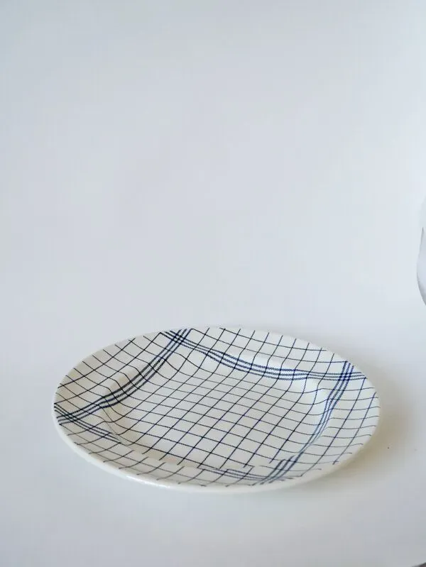 Illustration numéro 4 du produit Plat rond Gien rayé bleu et blanc 1960