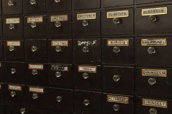 Illustration numéro 4 du produit Meuble d'apothicaire (Angleterre)