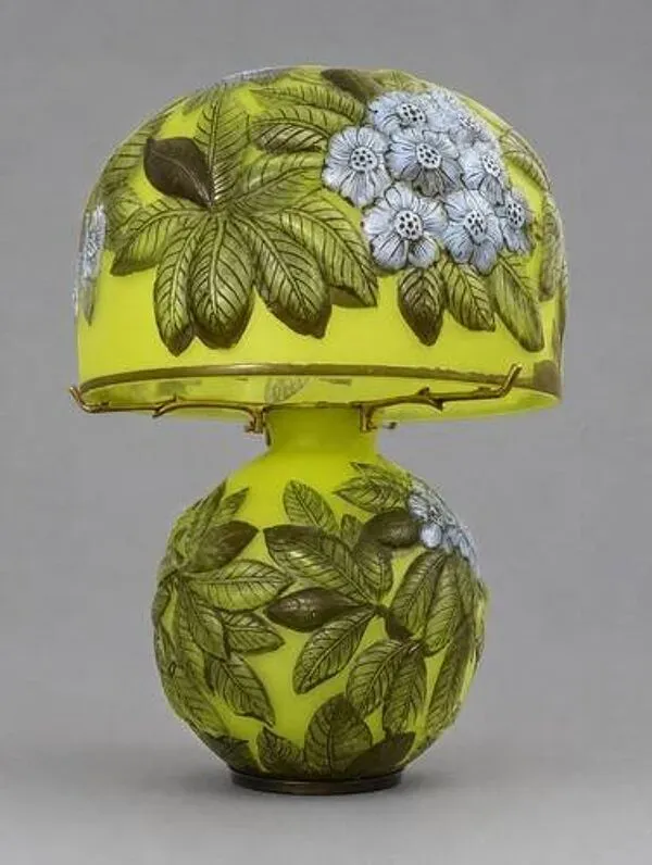Illustration numéro 4 du produit Lampe de table en pate de verre multicouche, ornée d’un riche décor végétal