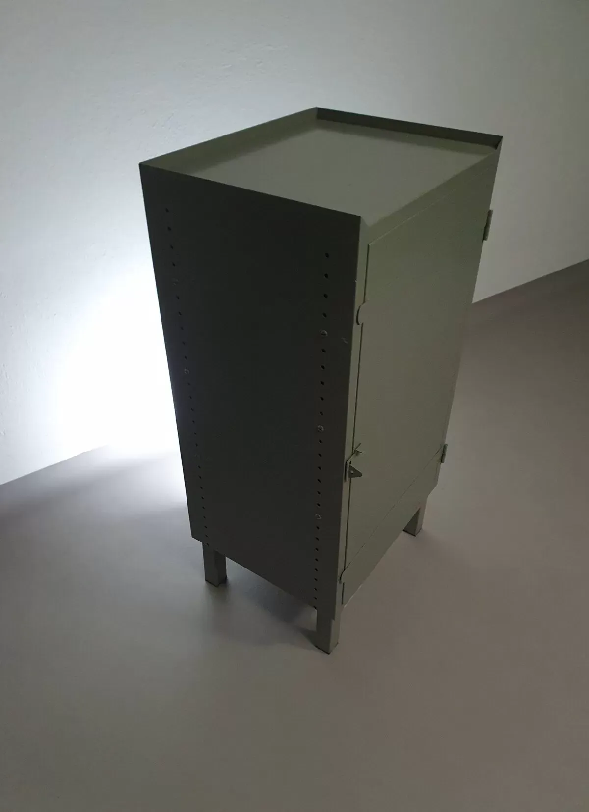 Illustration numéro 4 du produit Casier en métal gris. Petit buffet industriel.