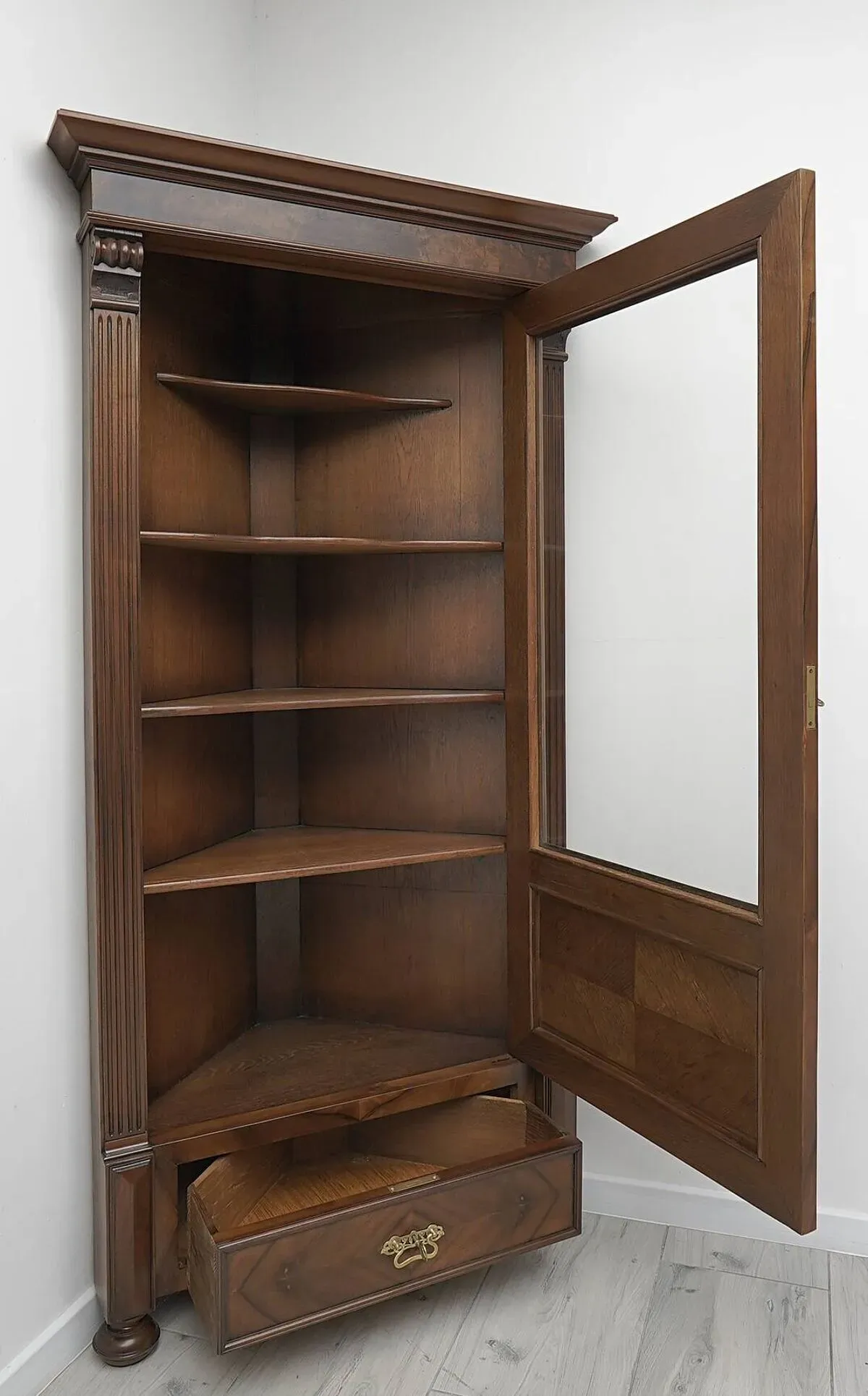 Illustration numéro 4 du produit Bibliothèque d'angle française antique. Après rénovation professionnelle.