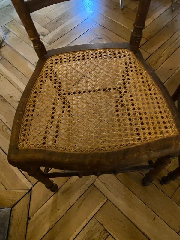 Illustration numéro 4 du produit 2 chaises d'appoint Napoléon III en noyer et cannage parfait –