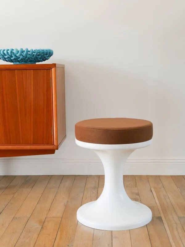 Illustration numéro 4 du produit Tabouret tulipe en Plastique et Laine, Mocha Mousse, Design Space Age, 1970