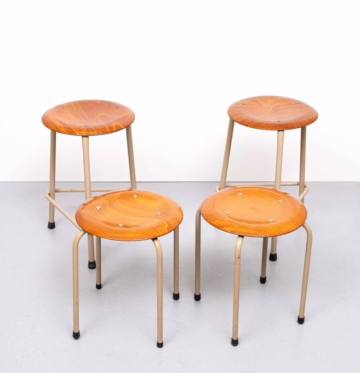 Illustration numéro 4 du produit 4 tabourets de travail industriels Marko années 60