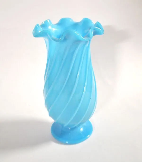 Illustration numéro 4 du produit Vallerysthal vase ancien en opaline soufflé bleu turquoise côtes torses