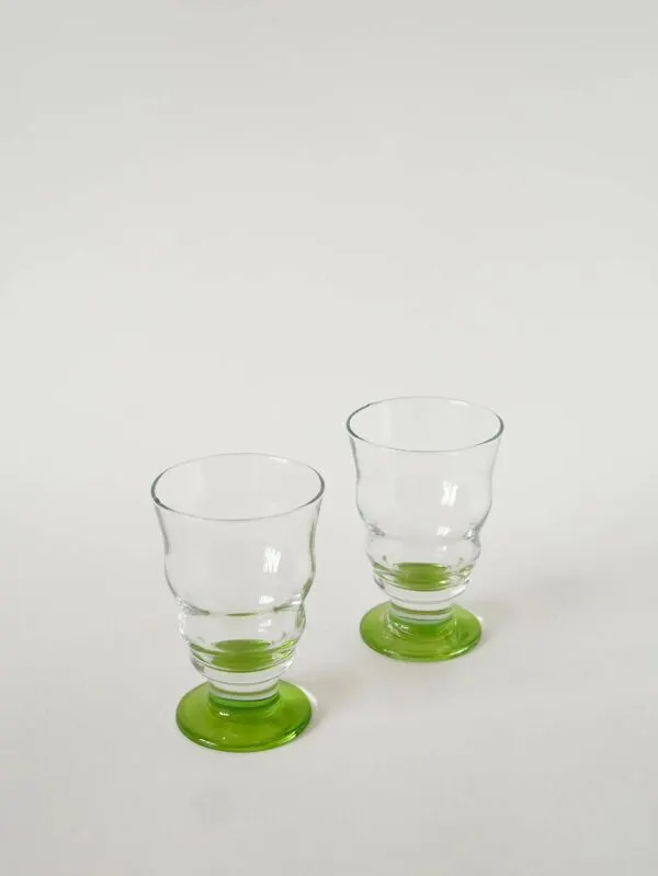 Illustration numéro 4 du produit Duo de verres à vin, vert pomme, 1980