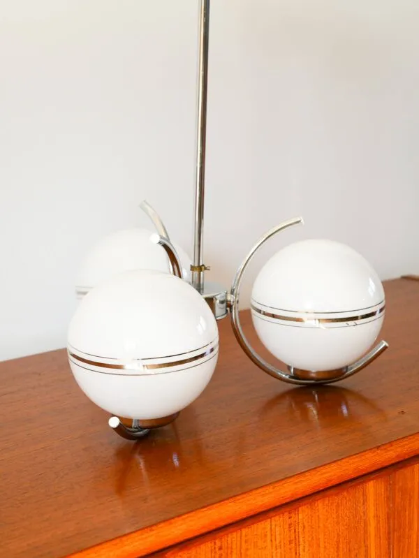 Illustration numéro 4 du produit Suspension 3 feux en opaline et chrome, Art Déco, 1940