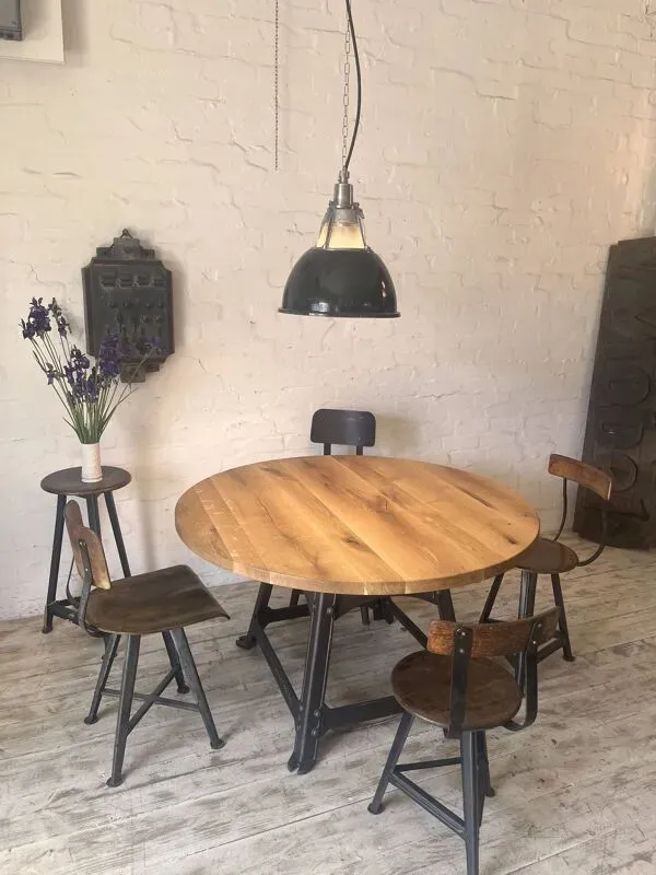 Illustration numéro 4 du produit Table industrielle ronde en forme d'oeuf