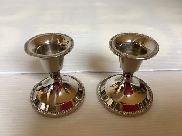 Illustration numéro 4 du produit Paire de petits bougeoirs perlés argentés en métal