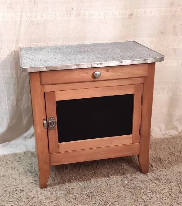 Illustration numéro 4 du produit Buffet parisien en bois massif et tôle émaillée - mid.XXème