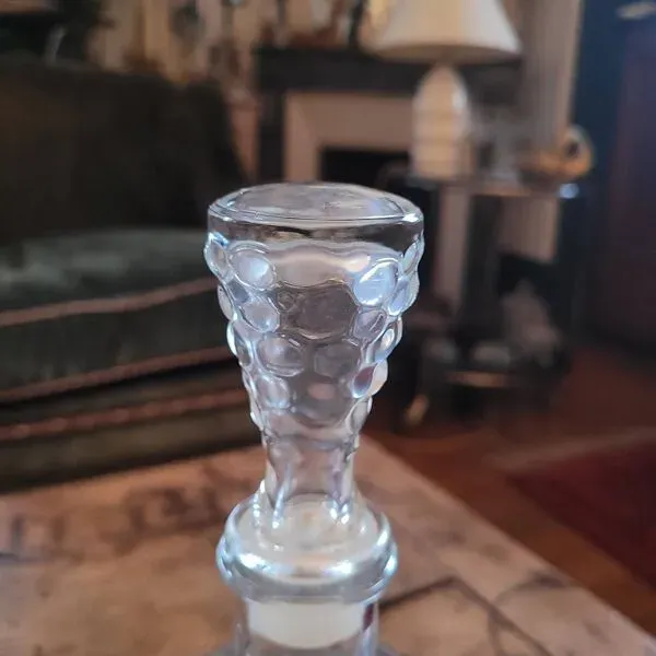 Illustration numéro 4 du produit Carafe en verre moulé à décor grappe de raisin – années 1950