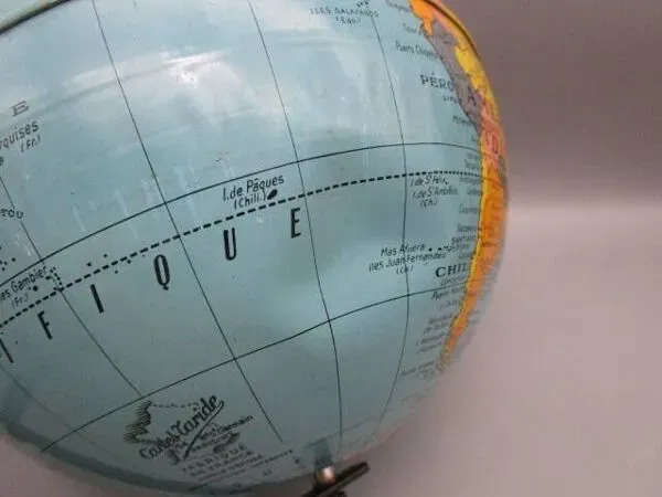 Illustration numéro 4 du produit Mappemonde Taride années 60' en tole