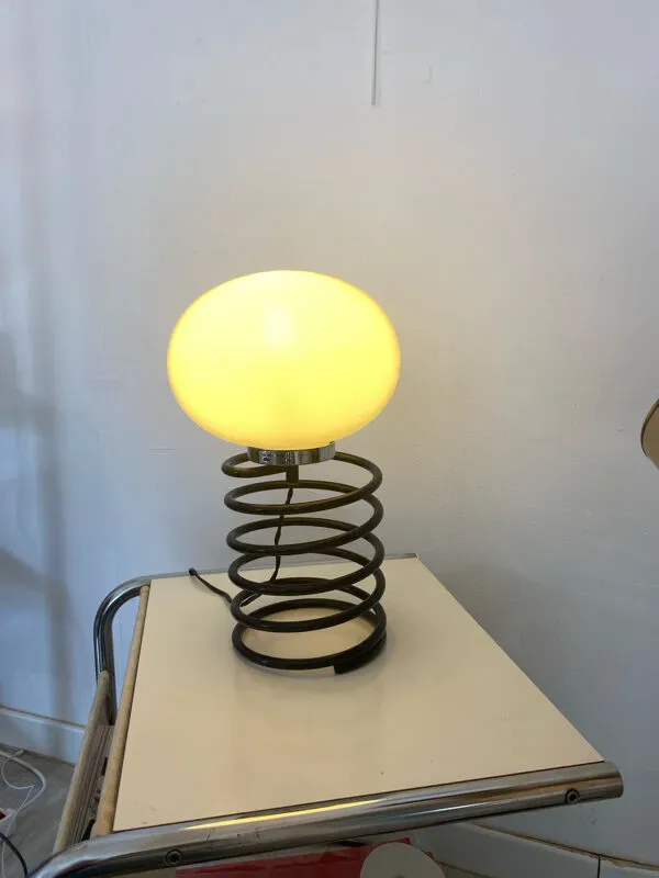 Illustration numéro 4 du produit Lampe à poser ressort dans le goût d'Ingo Maurer