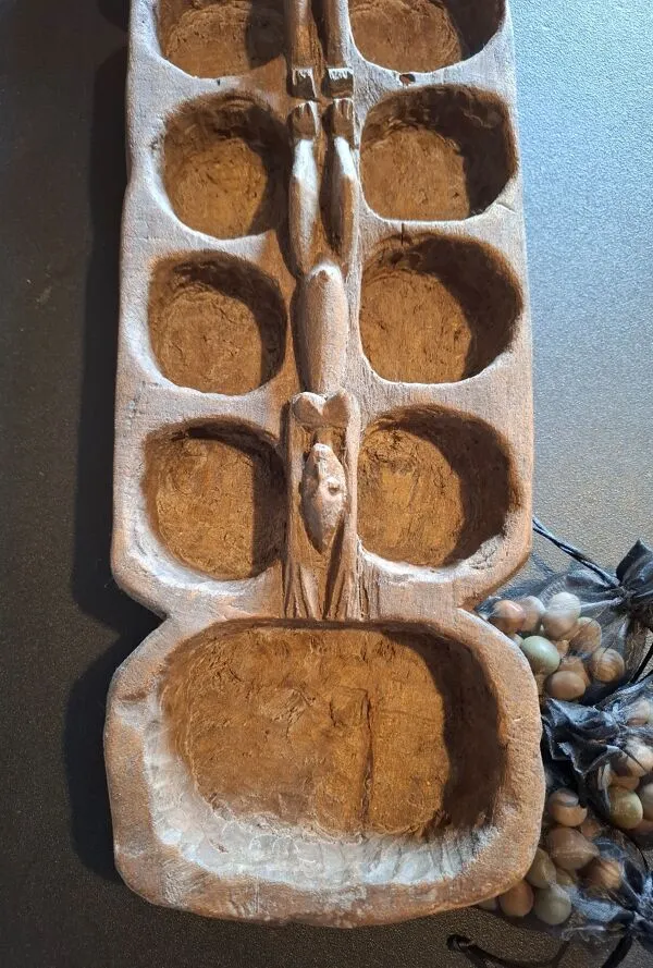 Illustration numéro 4 du produit Véritable Awalé traditionnel en bois massif sculpté