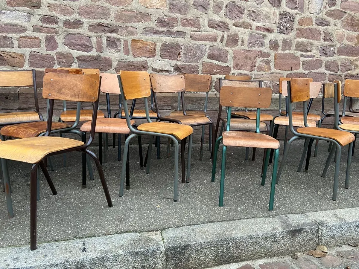 Illustration numéro 4 du produit 20 chaises industrielles école dépareillées vintage MULLCA tube & bois