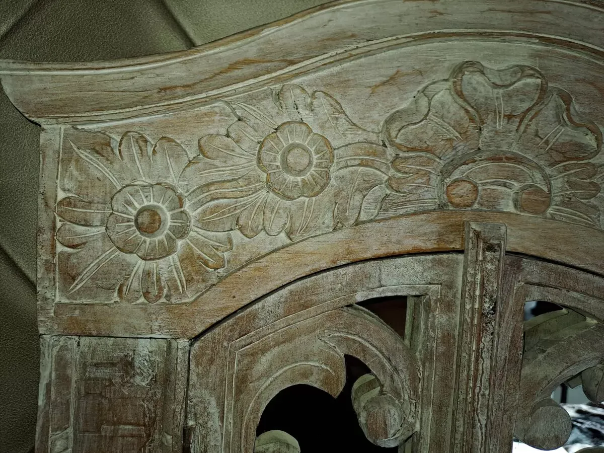 Illustration numéro 4 du produit Miroir sculpté bois blanc 1990 décoratif sculpté à volets ouvrants sur un miroir carré