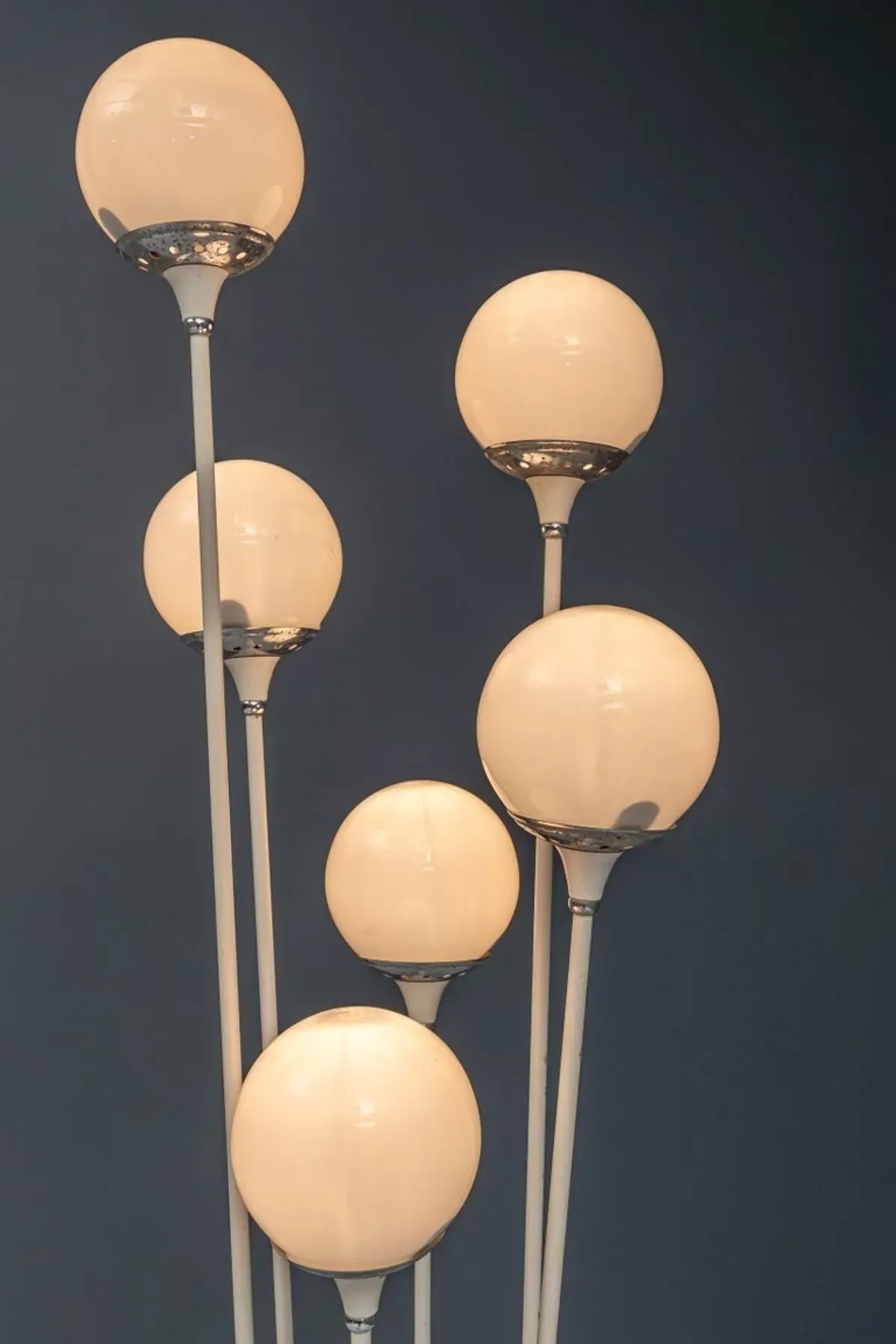 Illustration numéro 4 du produit Lampadaire de fabrication contemporaine dans le gout des productions italiennes des années 60