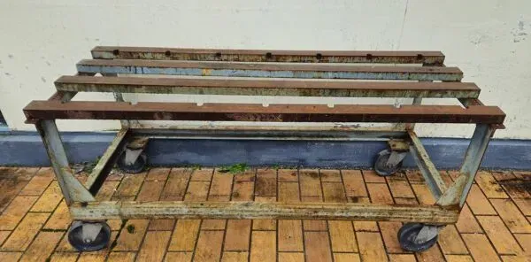 Illustration numéro 4 du produit Table / établi industriel en métal sur roulettes, milieu XXᵉ siècle