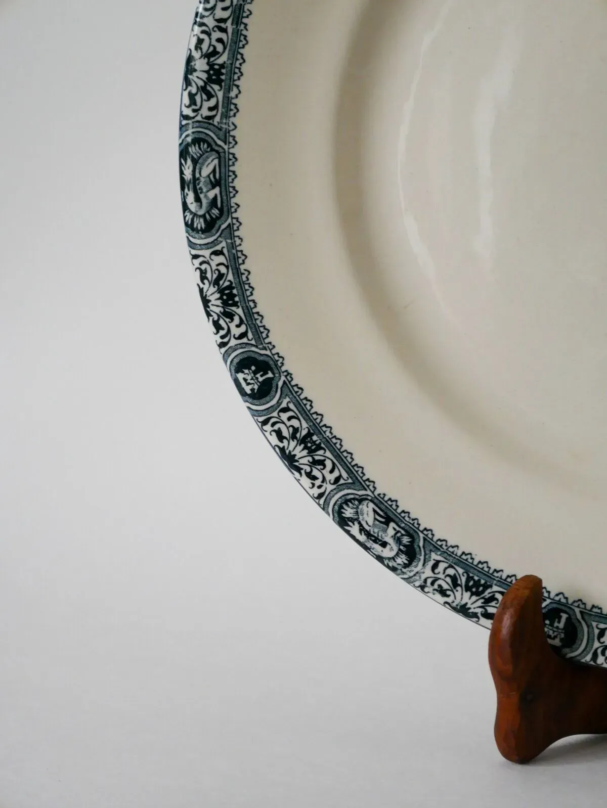 Illustration numéro 4 du produit Grand plat rond en terre de fer salins modèle françois 1er xixème