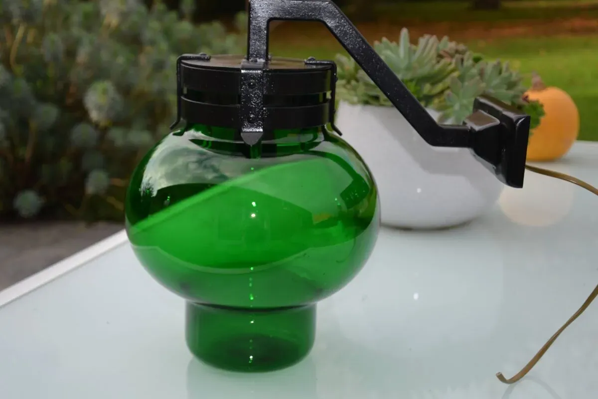 Illustration numéro 4 du produit Imposante applique en verre épais et acier riveté vintage