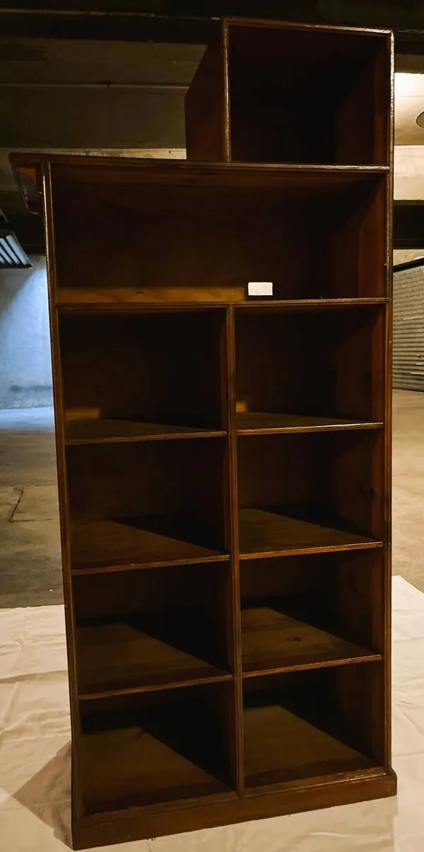 Illustration numéro 4 du produit Meuble de rangement en bois