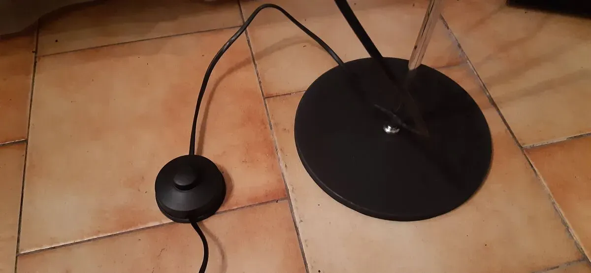 Illustration numéro 4 du produit Authentique lampadaire des années 70 à 2 abat-jours noirs réglables