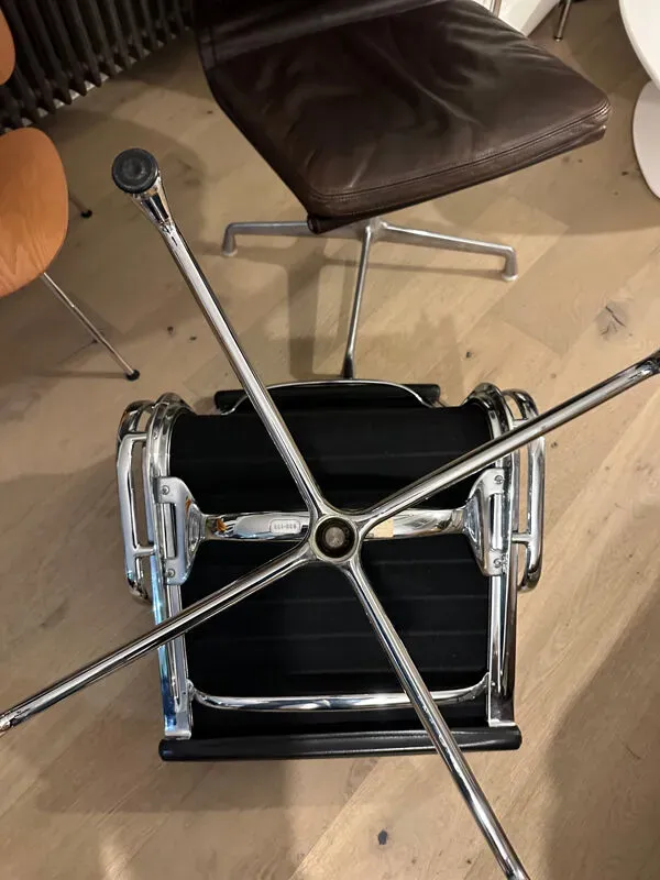 Illustration numéro 4 du produit Fauteuil EA 108 Eames édition Vitra