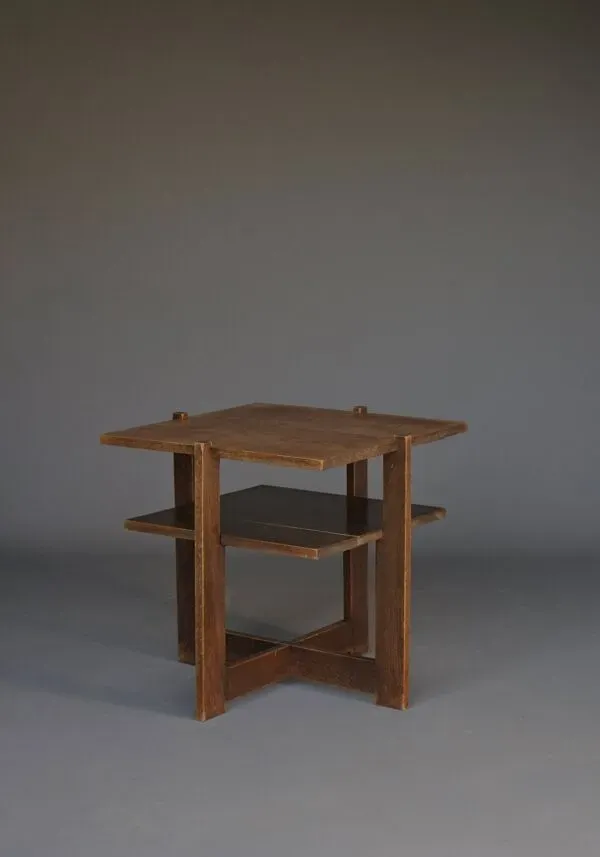 Illustration numéro 4 du produit Table d'appoint en chêne de l'école moderniste néerlandaise de La Haye. Années 1930