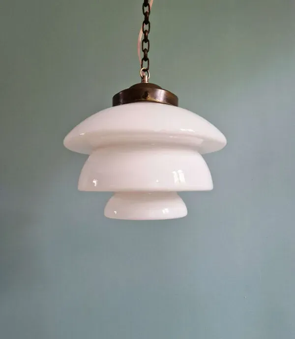 Illustration numéro 4 du produit Suspension art déco en opaline blanche et monture cuivrée, années 1920-30
