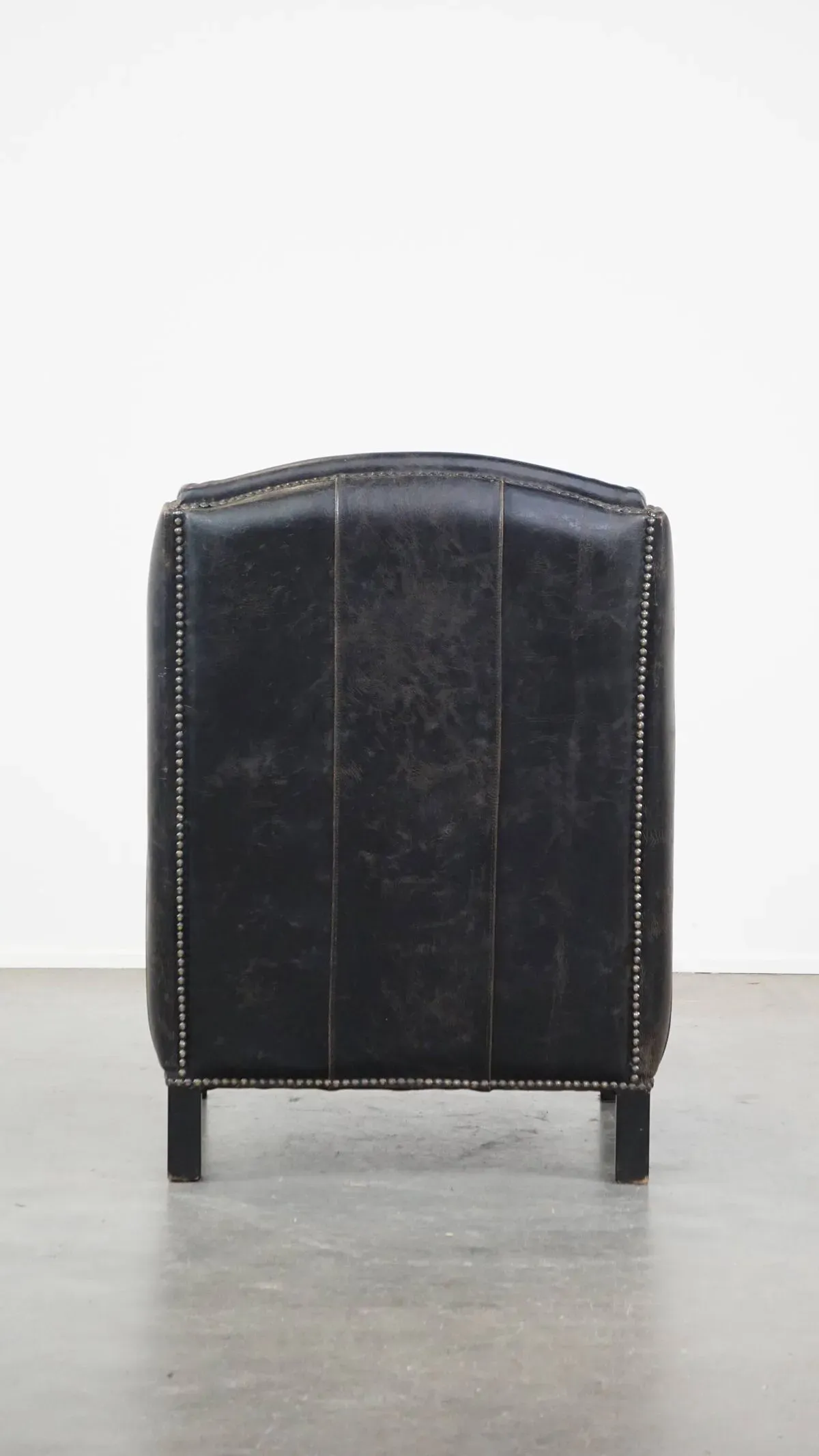 Illustration numéro 4 du produit Fauteuil en cuir de vache noir avec finition clous décoratifs, style industriel