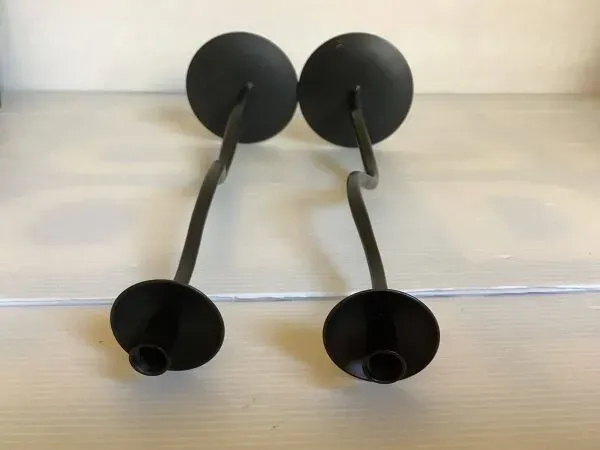 Illustration numéro 4 du produit Paire de bougeoirs noirs style hysteria