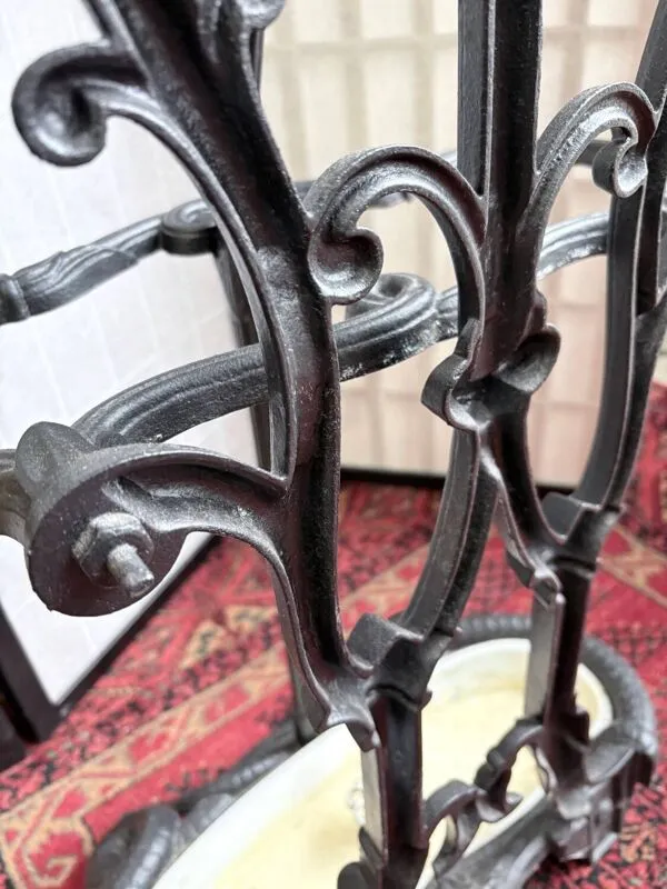 Illustration numéro 4 du produit Vestiaire Art nouveau en fonte