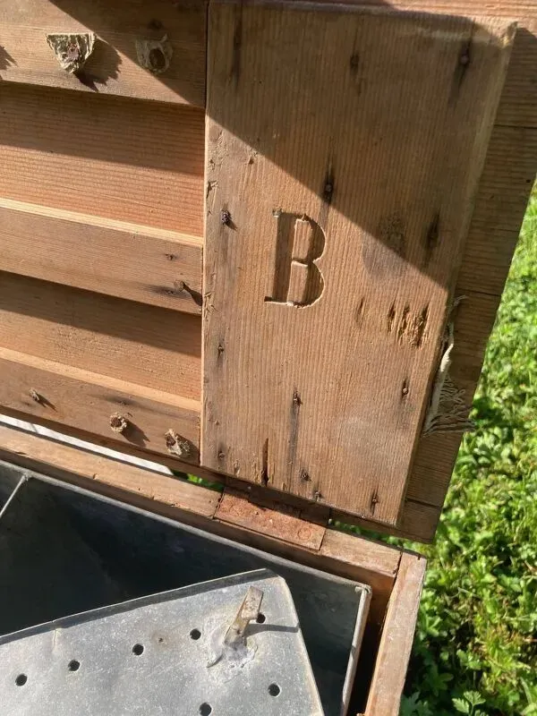 Illustration numéro 4 du produit Ancienne caisse en bois et en zinc, avec poignées 1900, système de chauffage