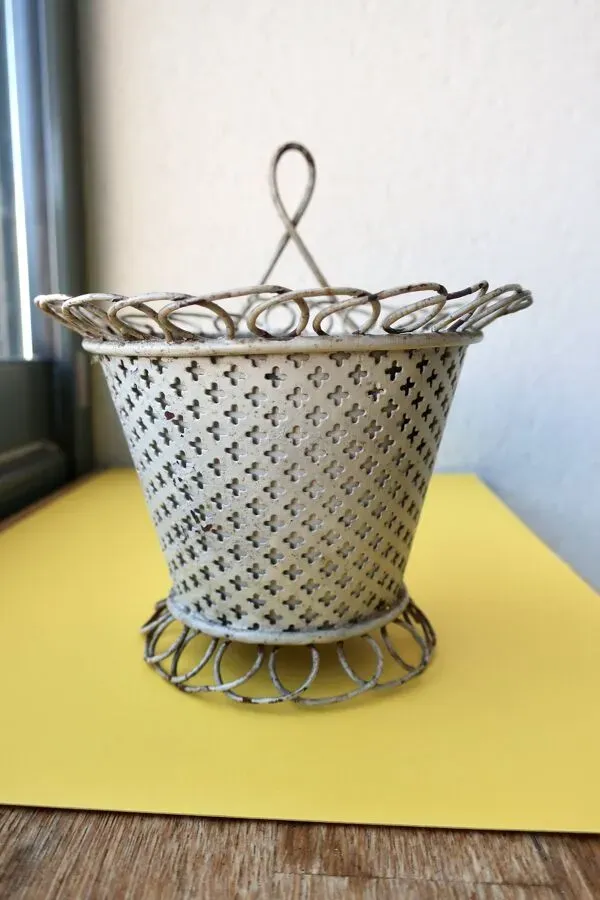 Illustration numéro 4 du produit Cache-pot en fer et tôle perforée