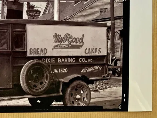 Illustration numéro 4 du produit Photographie ''Coin de rue à La Nouvelle-Orléans, devanture de la sandwicherie N.E. Saul’