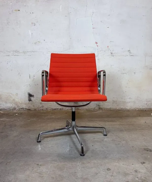 Illustration numéro 4 du produit Vitra EA 108 Charles & Ray Eames, tissu et aluminium – orange – chaise de t