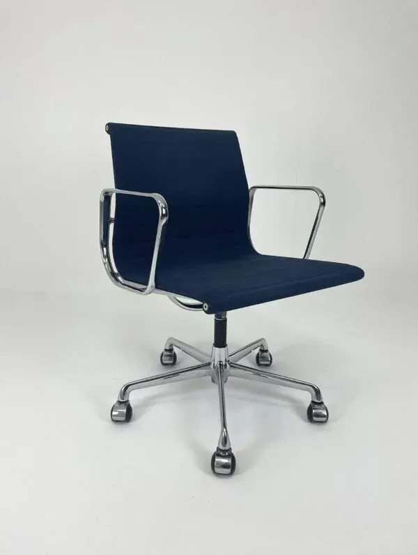 Illustration numéro 4 du produit Fauteuil de bureau en tissu bleu, ICF - Charles Eames, Ray Eames - groupe aluminium EA108