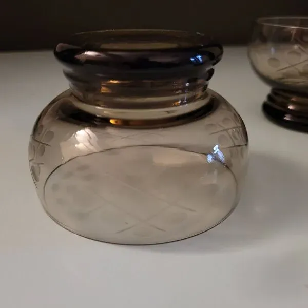 Illustration numéro 4 du produit 3 coupes en verre fumé gravé – Style Art déco – France, années 1950