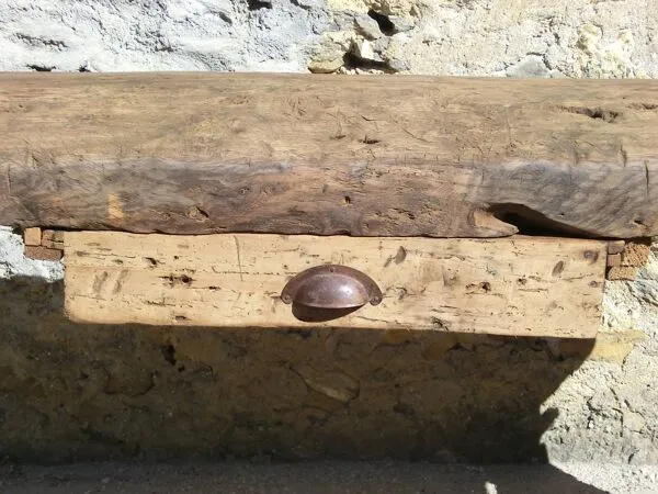 Illustration numéro 4 du produit Très ancien établi de menuisier en chêne - Meuble de métier plein de charme