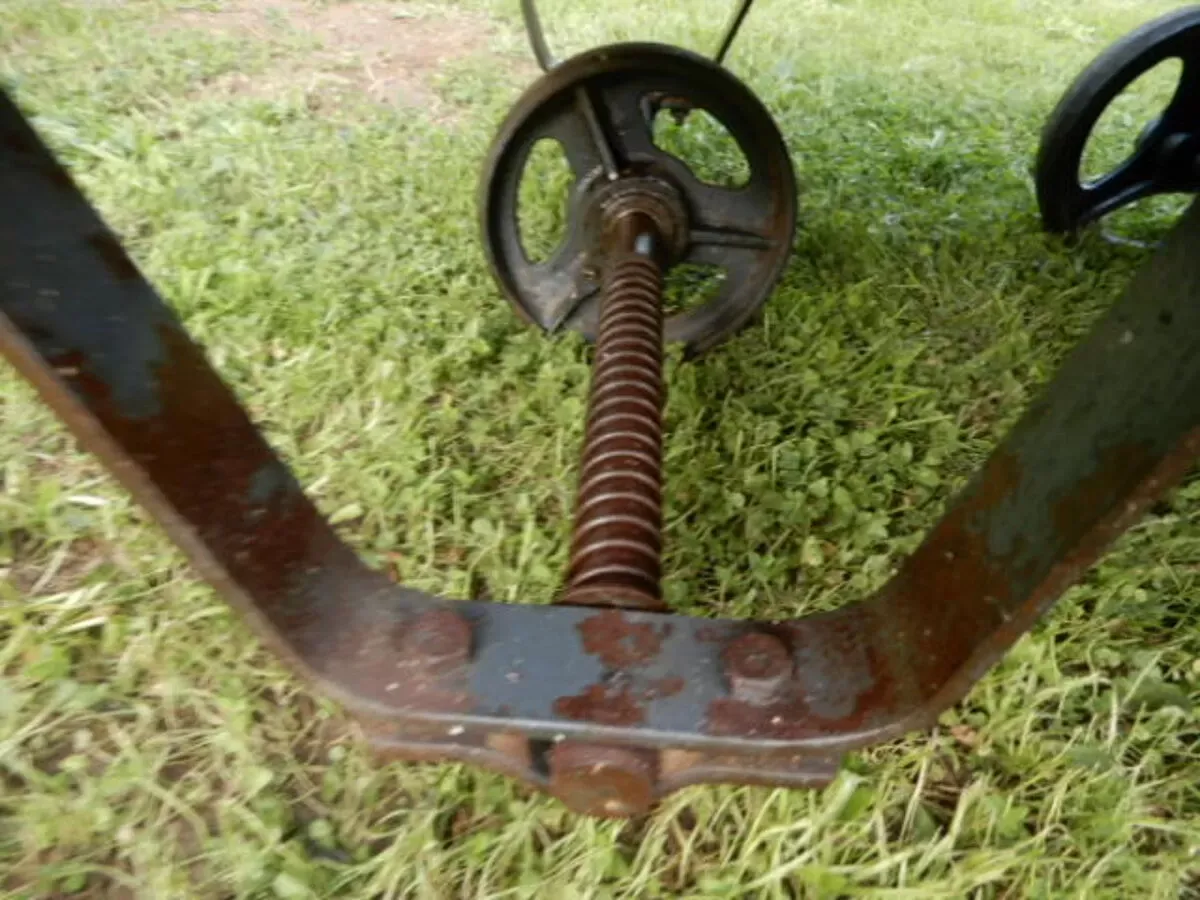 Illustration numéro 4 du produit Table basse industrielle vintage chariot de marbrier ancien