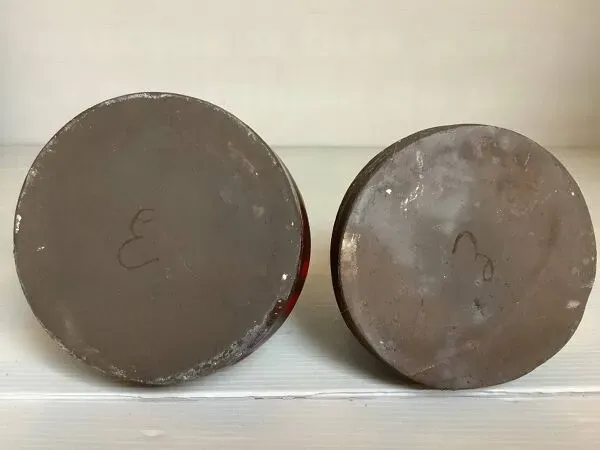 Illustration numéro 4 du produit Paire de vases rouge forme pied d’éléphant